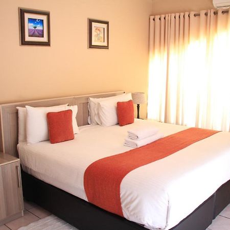 Bridgeville Guest House Габороне Екстериор снимка