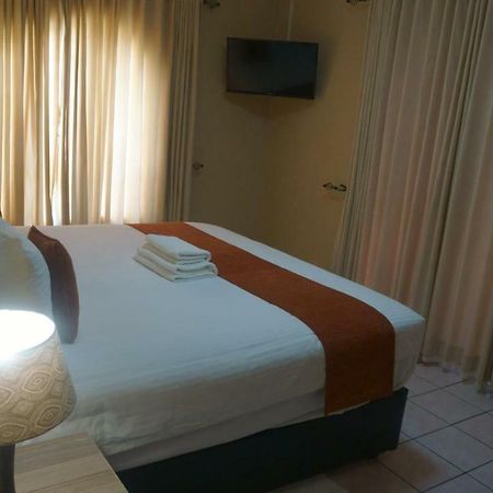 Bridgeville Guest House Габороне Екстериор снимка