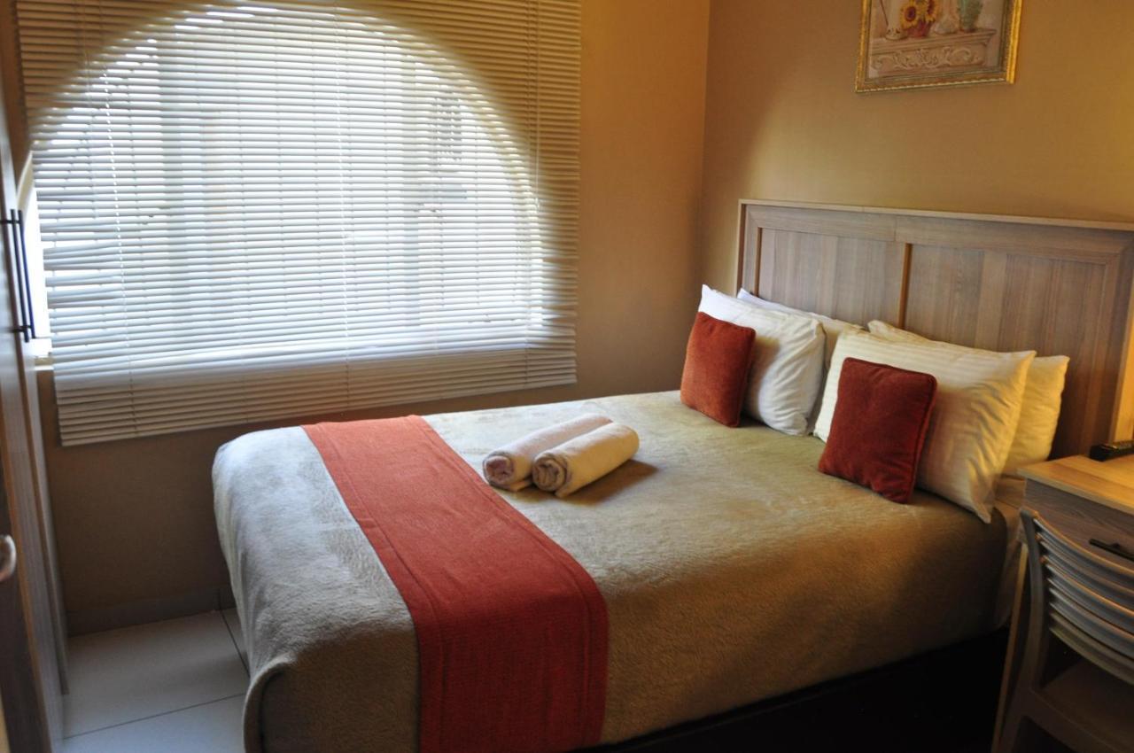 Bridgeville Guest House Габороне Екстериор снимка