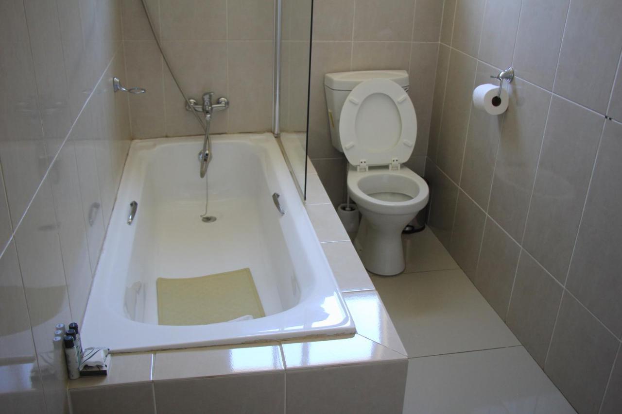 Bridgeville Guest House Габороне Екстериор снимка