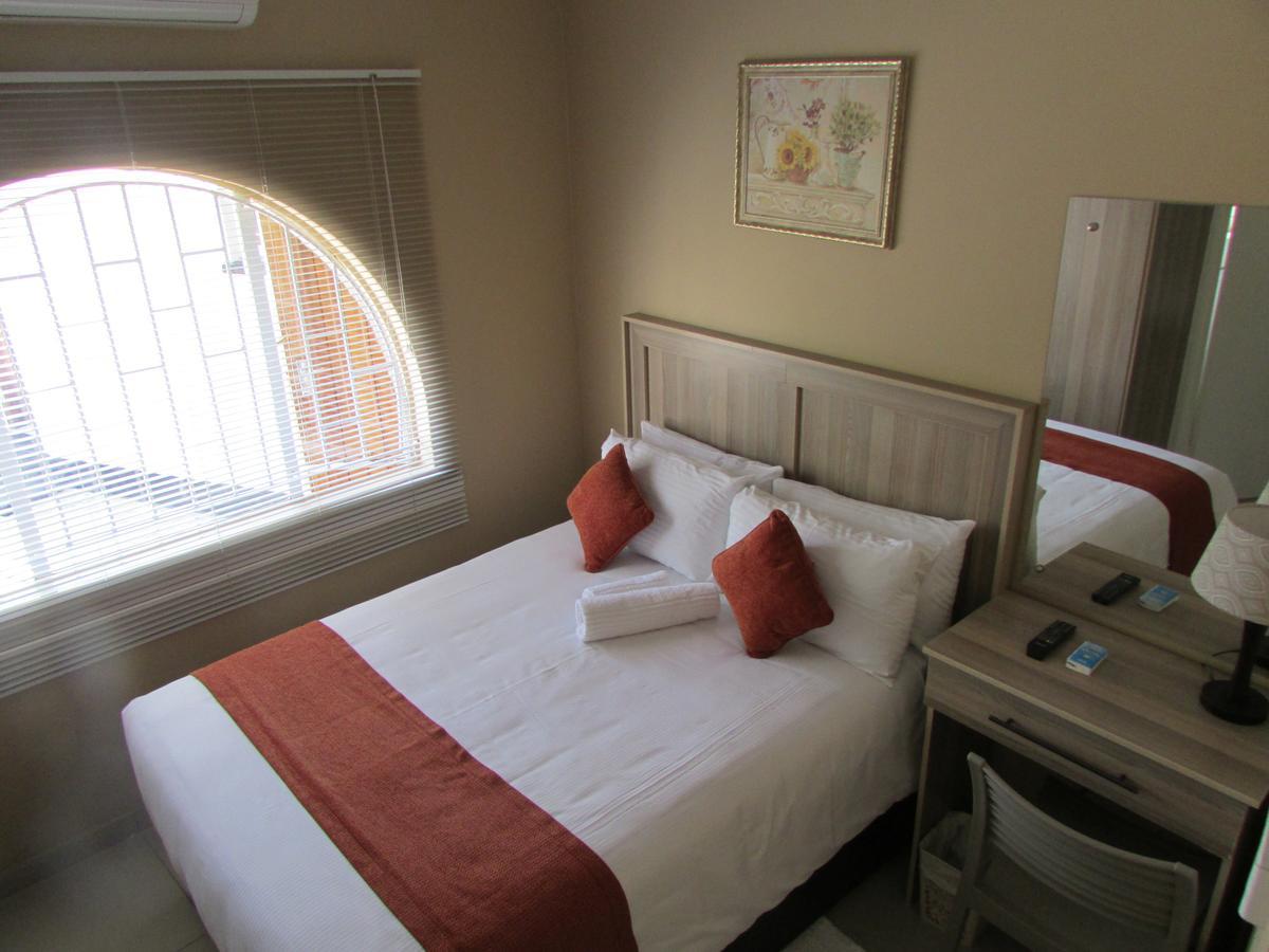 Bridgeville Guest House Габороне Екстериор снимка