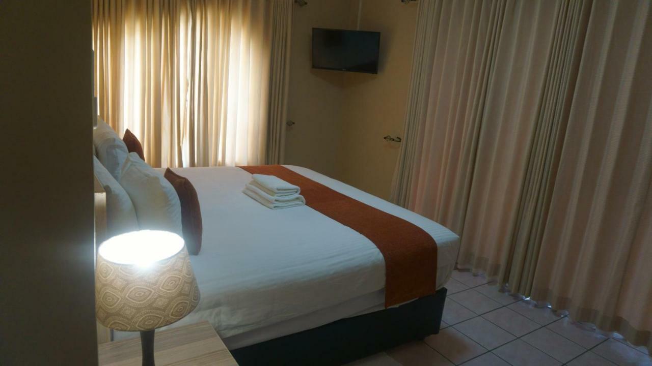 Bridgeville Guest House Габороне Екстериор снимка