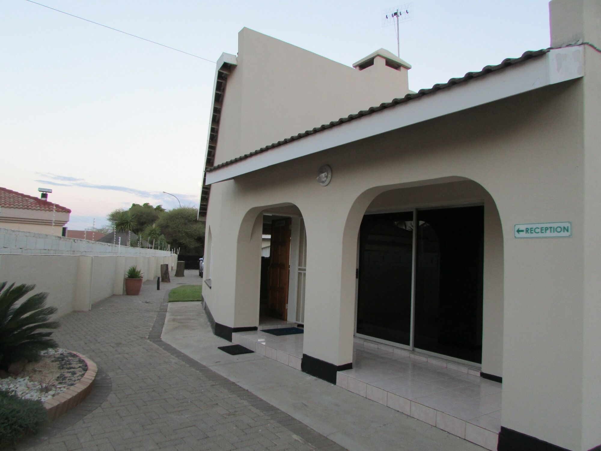 Bridgeville Guest House Габороне Екстериор снимка