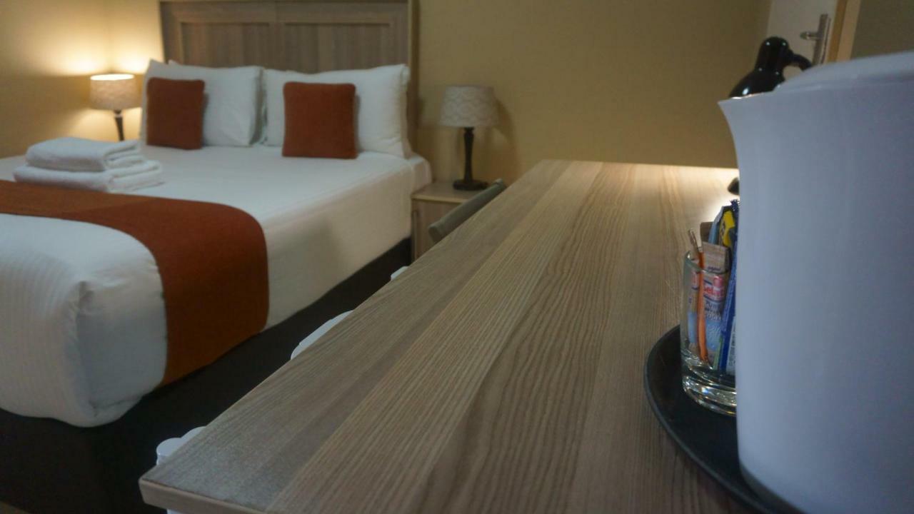 Bridgeville Guest House Габороне Екстериор снимка