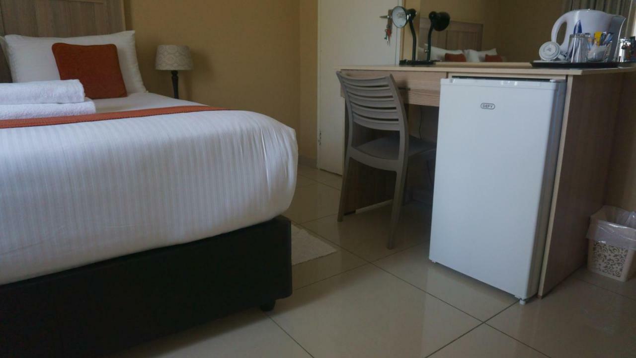 Bridgeville Guest House Габороне Екстериор снимка