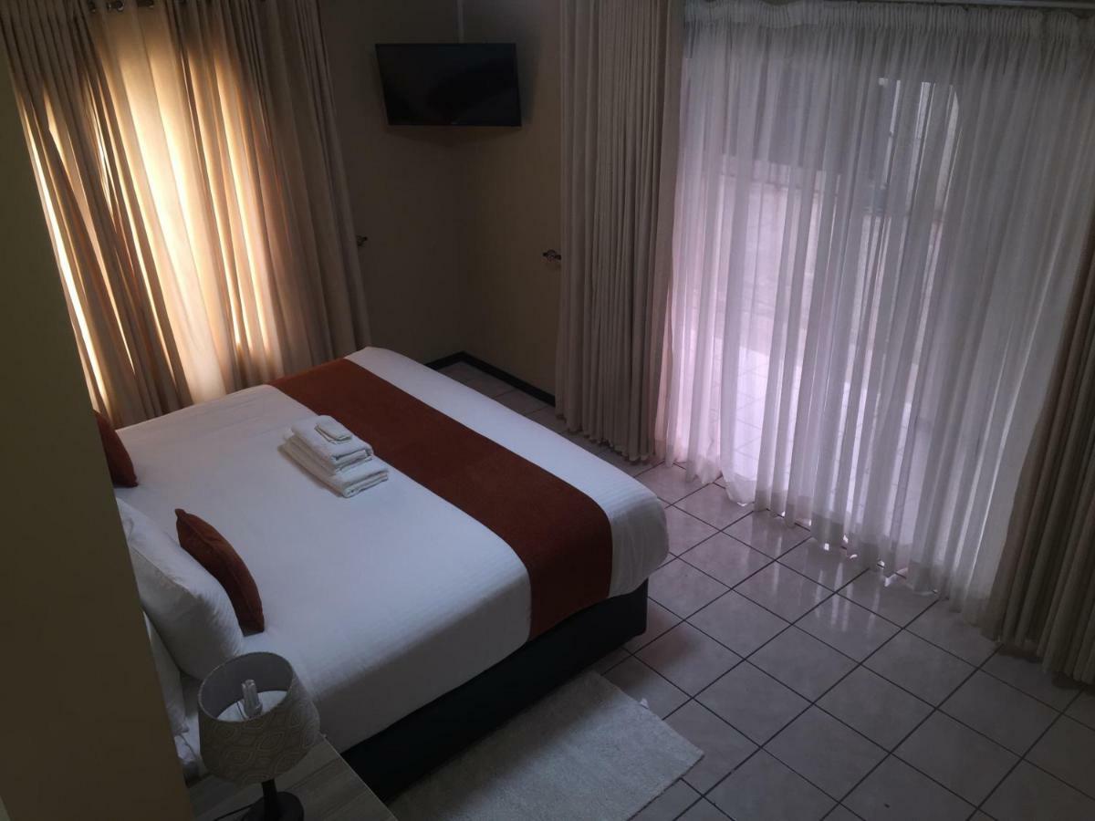 Bridgeville Guest House Габороне Екстериор снимка