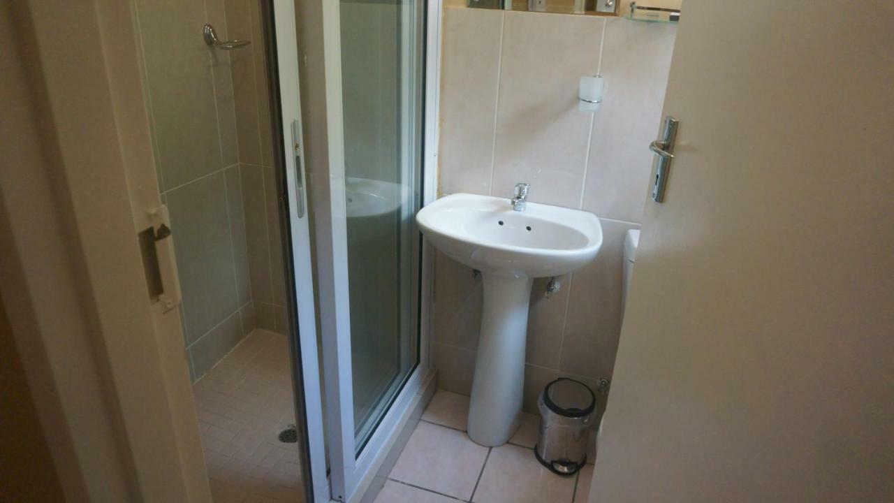 Bridgeville Guest House Габороне Екстериор снимка