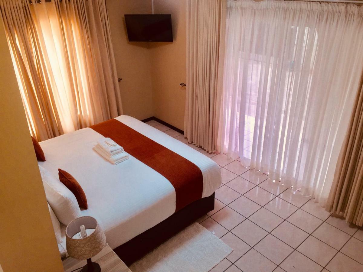 Bridgeville Guest House Габороне Екстериор снимка
