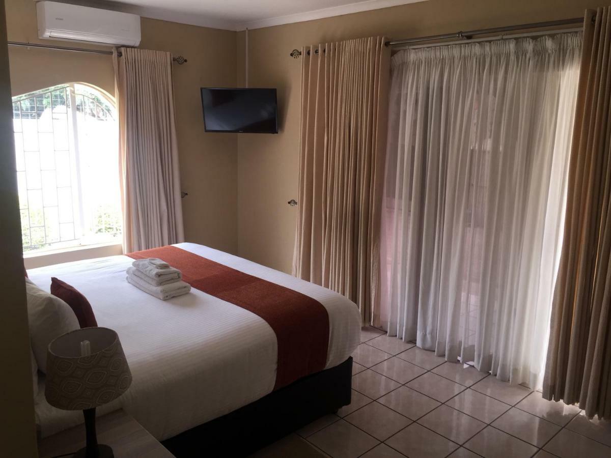 Bridgeville Guest House Габороне Екстериор снимка