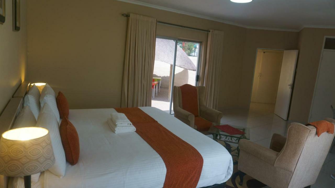 Bridgeville Guest House Габороне Екстериор снимка